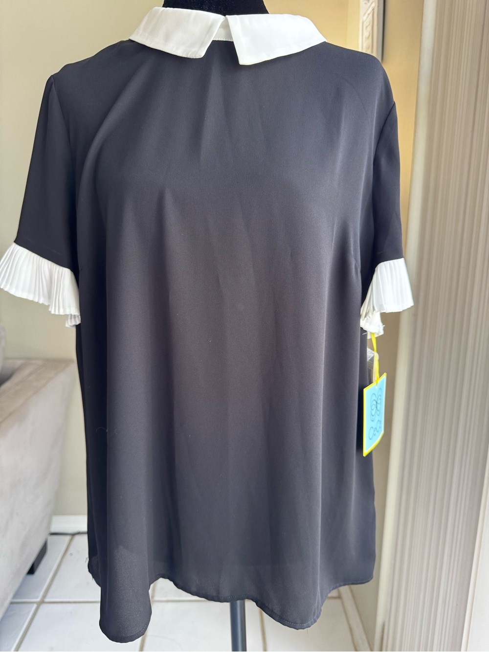 NWT CeCe Black Blouse with White Peter Pan Collar & Pleated Cuffs – Size L